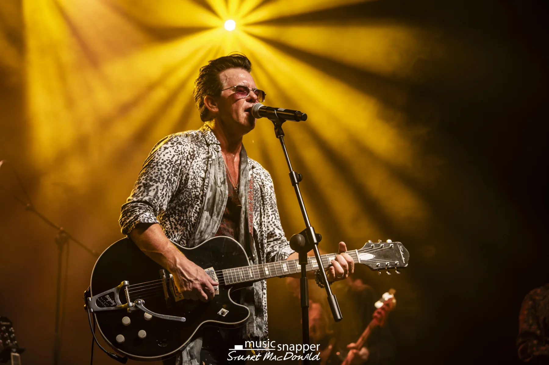 Mike Farris cantando en directo con The Screamin' Cheetah Wheelies