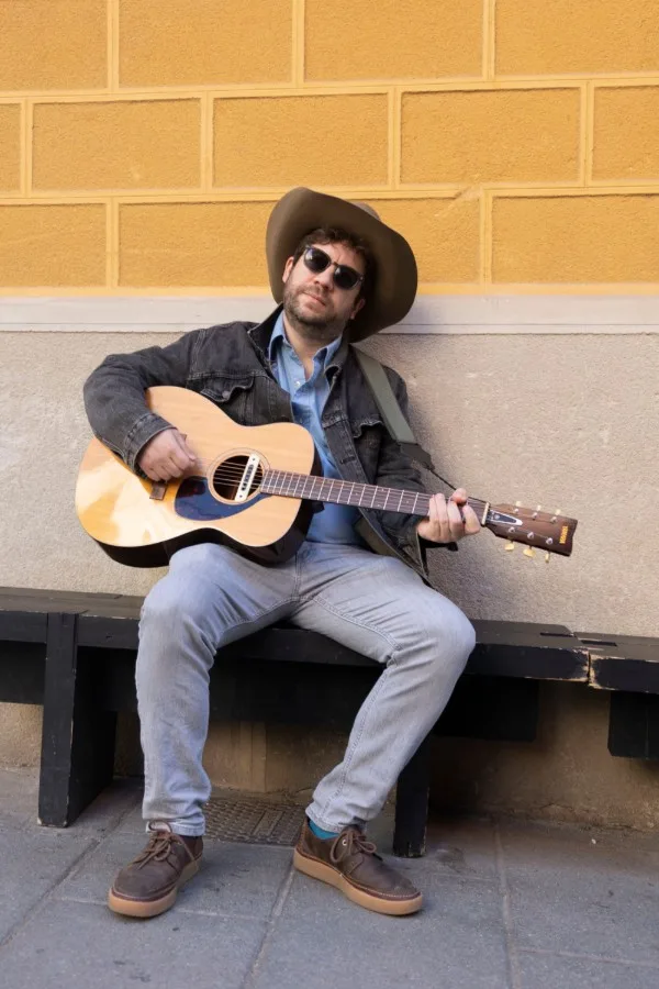 Bradley Lauretti tocando la guitarra