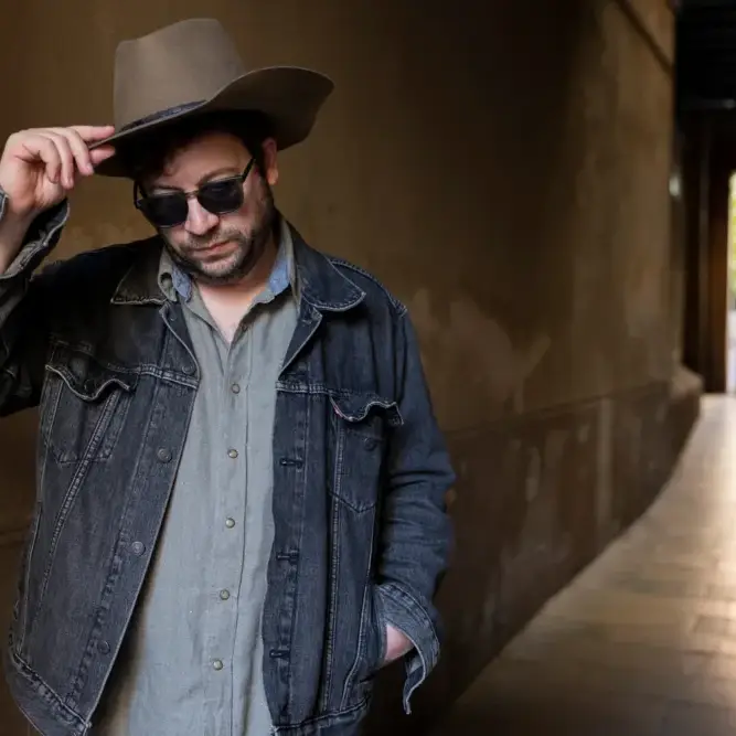 Bradley Lauretti, This Frontier Needs Heroes, en un callejón de Barcelona