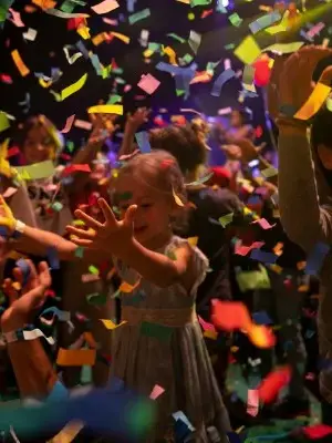 Nens i nenes celebrant amb confeti al Festival Petits Camaleons